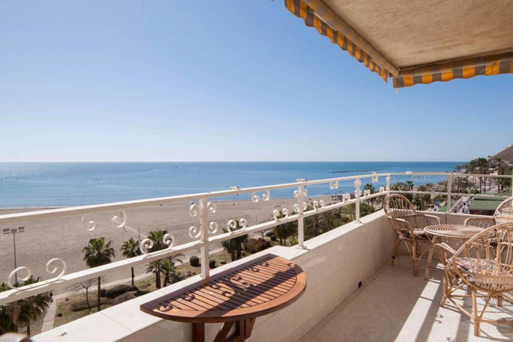 021 - Wonderful Beachfront Apartment With Stunning Sea Views Бенальмадена Екстер'єр фото