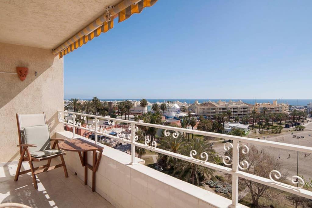 021 - Wonderful Beachfront Apartment With Stunning Sea Views Бенальмадена Екстер'єр фото